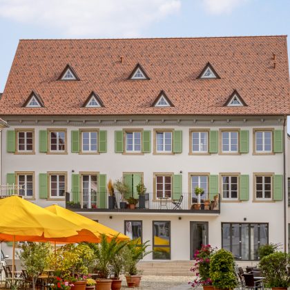 Stadthaus mit traditionellem Wellenbiber geflammt