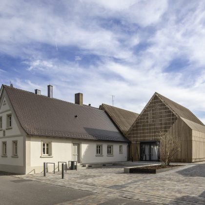 Bücherei mit Biberschwanzziegel dunkelbraun