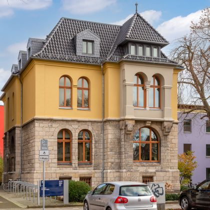 Verwaltungsgebäude mit der Sonderserie polargrau gedämpft eingedeckt