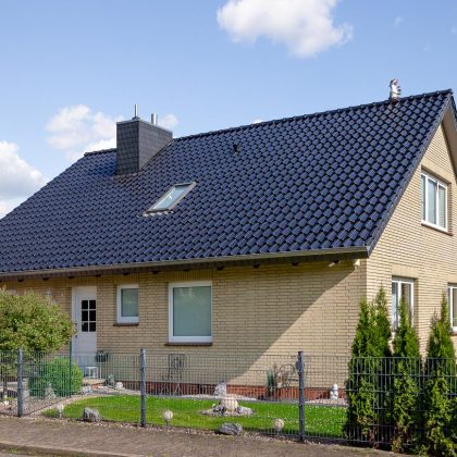 Hohlfalzziegel Z5 in vulkanschwarz setzt Dach in Szene