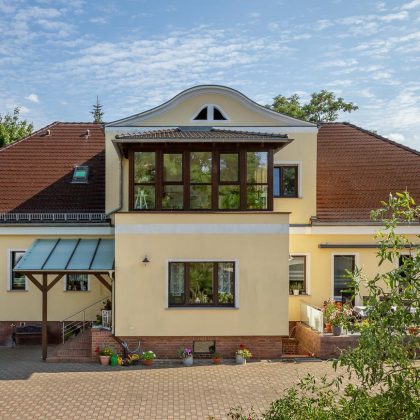 Villa mit maronenbraunem Berliner Biber