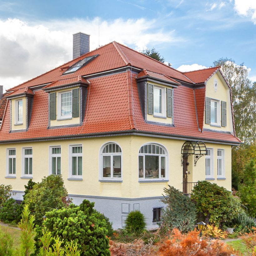 Einfamilienhaus mit Mansarddach, gedeckt mit Biberschwanzziegel in rotbraun