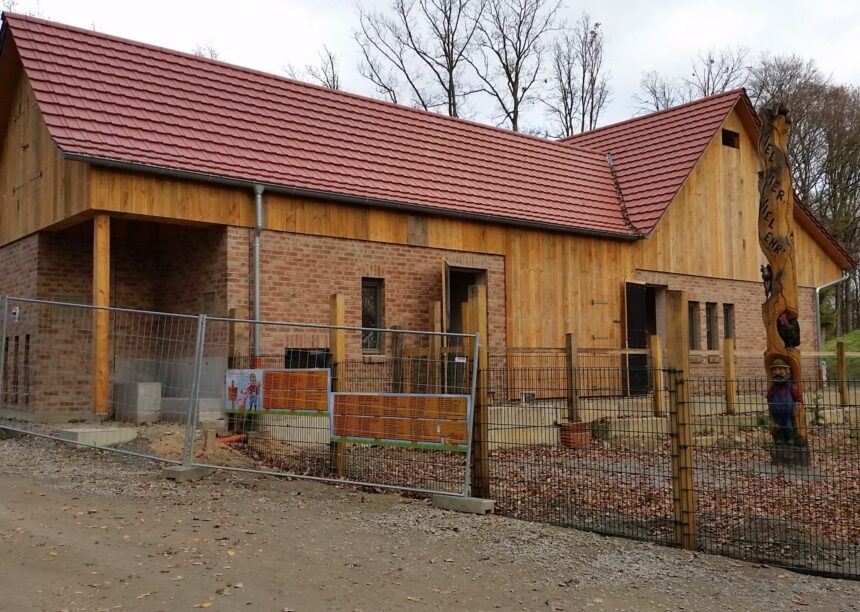 Refurbished deer park with WALTHER-tegula flat tiles in red-brown on the roof