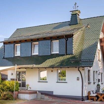 Saniertes Einfamilienhaus mit Biberschwanzziegel in tannengrün