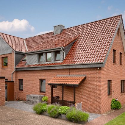 Ton in Ton: Klinkerhaus mit Flachdachziegel J13v in edelkupfer auf dem Dach