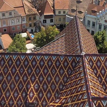 Kirche mit einem Mix aus verschiedenen farbigen Biberschwanzziegeln