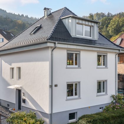 Walmdach mit edelschwarzem Biberschwanzziegel