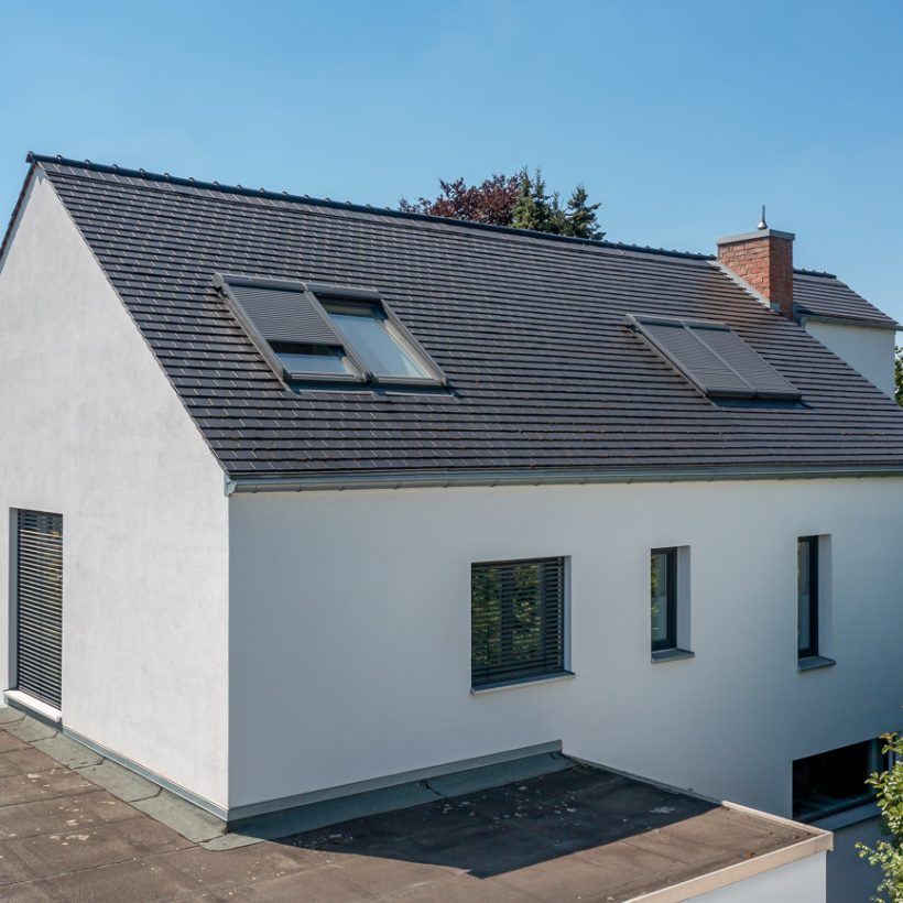 Moderner Neubau mit Biberschwanzziegel Geradschnitt in anthrazit auf dem Dach