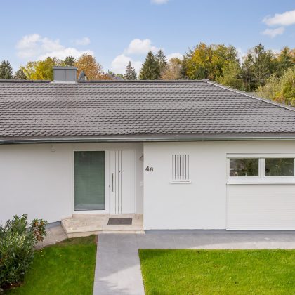 Seitliche Ansicht eines Bungalows mit Biberschwanzziegel Rundschnitt in edelschiefer