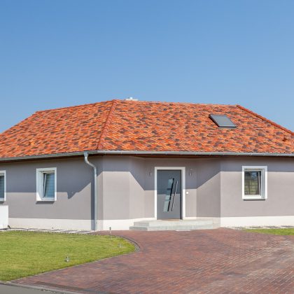 Einfamilienhaus mit einer Vielzahl an unterschiedlichen Biberschwanzziegeln gedeckt