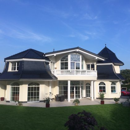 Großzügige Villa mit Biberschwanzziegel in vulkanschwarz