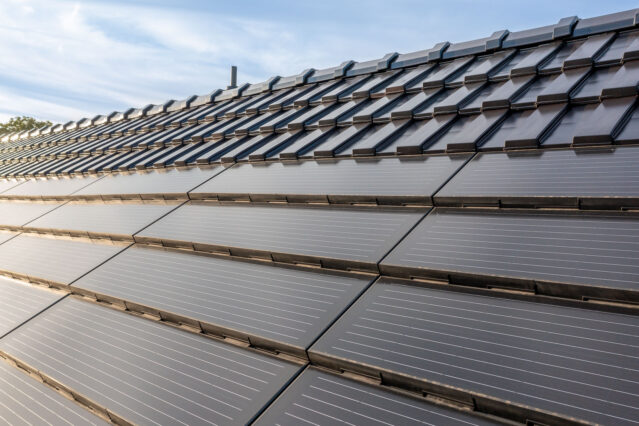 Noble space gray trend tile with J160-PV in-roof module solution in detail view.