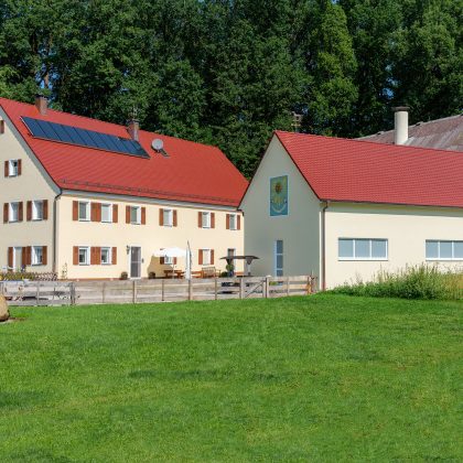 Bauernhof mit Biberschwanzziegel Rundschnitt in edelmarone auf dem Dach