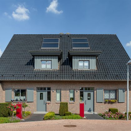 Modernes Reihenhaus mit dem Hohlfalzziegel Z5