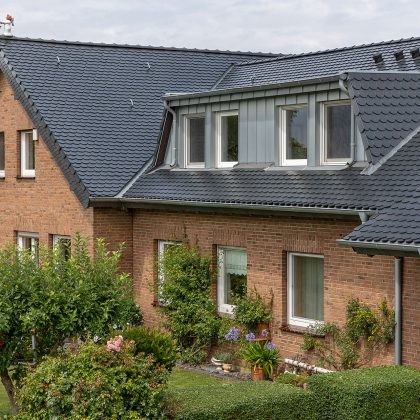 Klinkerhaus mit Biberschwanzziegel Rundschnitt in schiefergrau matt