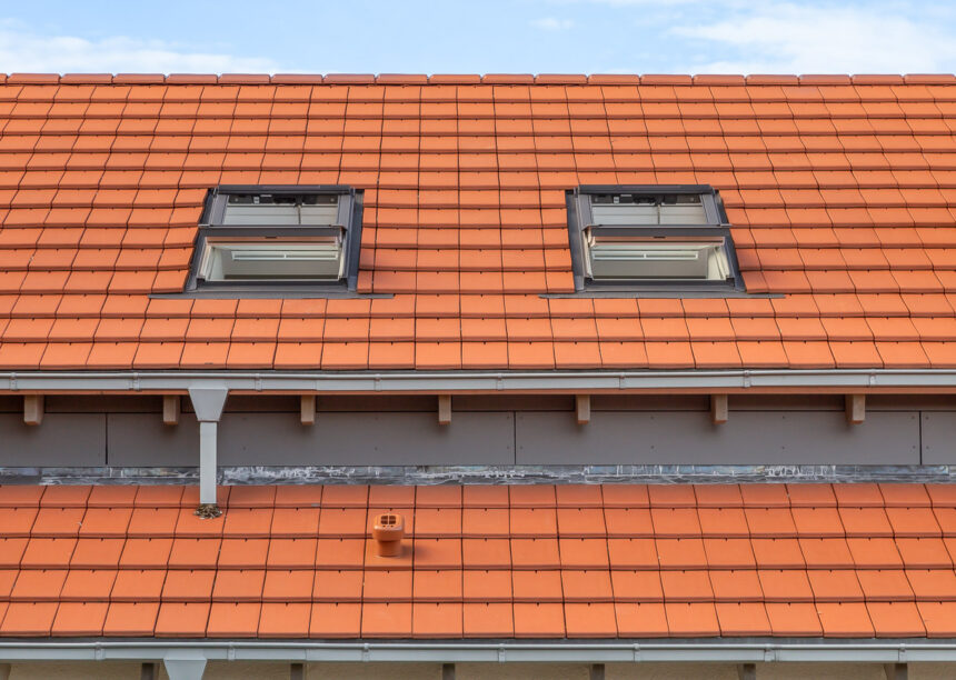 Modernes Haus mit modernem, naturrotem Dachziegel Walther Stylist mit Fokus auf das Lichtband in der Mitte des Daches