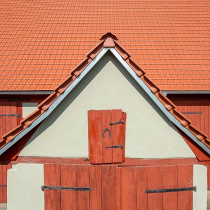 Scheune gedeckt mit Doppelmuldenfalzziegel Tradition in rotbraun