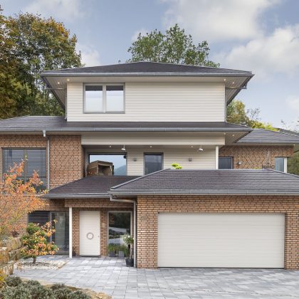 Stadtvilla mit Klinkerfassade und Biberschwanzziegel Geradschnitt in anthrazit auf dem Dach