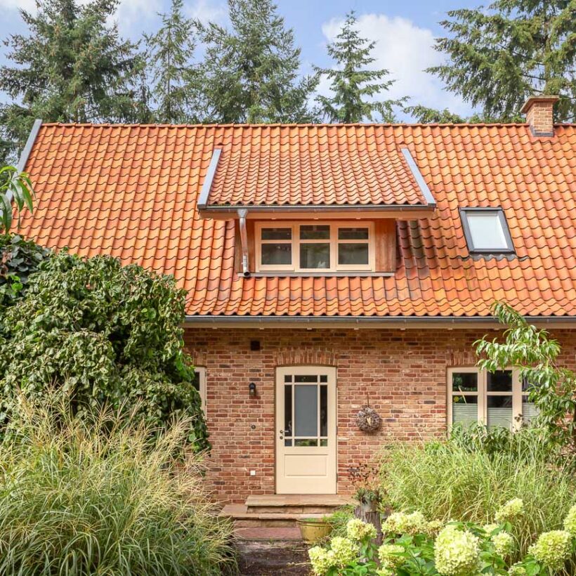 Frontalansicht eines romantischen Klinkerhauses mit Hohlpfanne H2 in friesisch-bunt Salzbrand