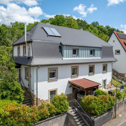 Sanierte Villa mit Biberschwanzziegel Rundschnitt in anthrazit