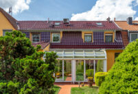 Na de renovatie heeft de eengezinswoning een bordeauxrood dak gekregen.