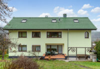 Sanierter Bau aus den 70/80er Jahren mit auffallend grünem Dach.