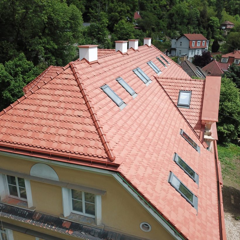 Biber im Rundschnitt in der Oberfläche romantik zaubert ein tolles Farbspiel auf das Krüppelwalmdach, hier mit Blick auf den Grat