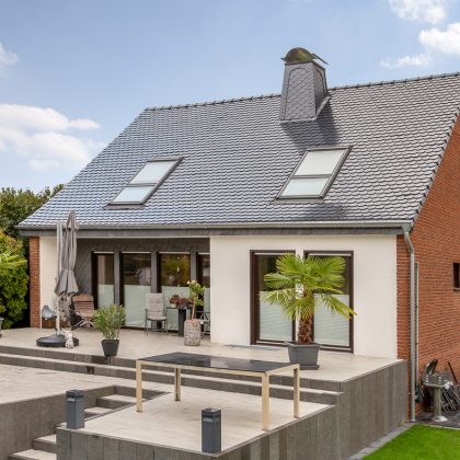 Einfamilienhaus mit Biberschwanzziegel Rundschnitt in edelspacegrau auf dem Dach