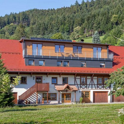 Bauernhaus mit Fachwerk, auf dem Dach der Biberschwanzziegel in edelmarone