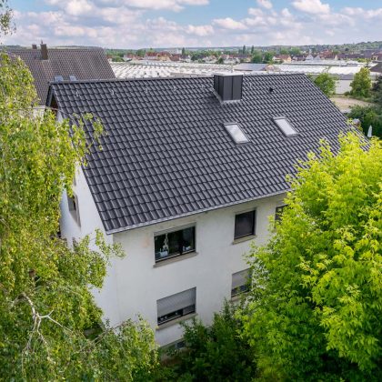 Saniertes Mehrfamilienhaus mit Flachziegel W6v in anthrazit