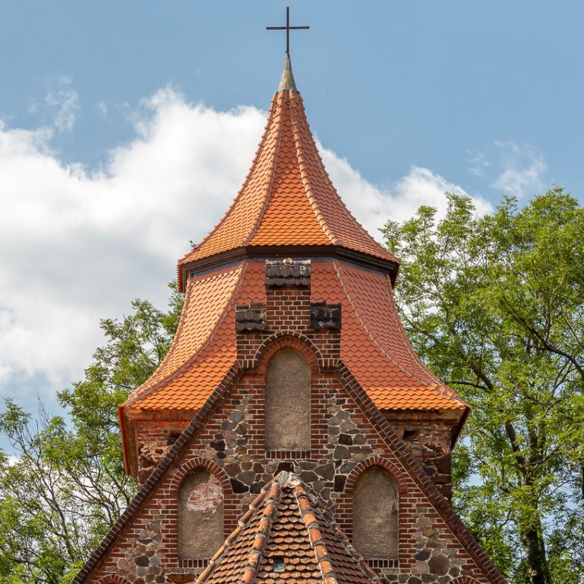 Kirchenturm mit Biberschwanzziegel Rundschnitt in naturrot plus gedeckt