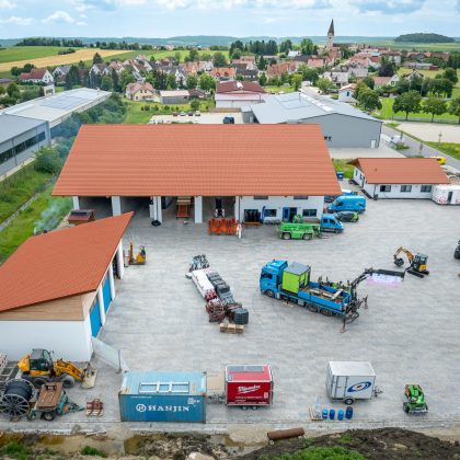 Halle mit Flachdachziegel W6v in rotbraun gedeckt