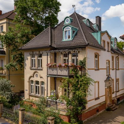 Stadtvilla mit Dachziegel Z5 von Jacobi im trendigen altschwarz