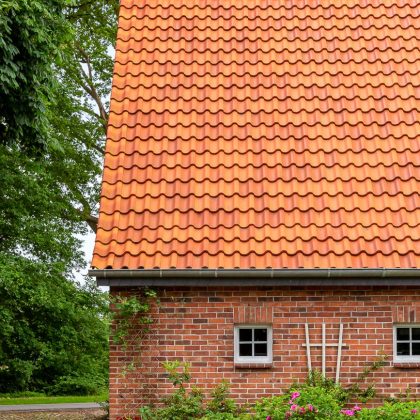 Friesisch-bunt Salzbrand auf historischen Klinkerhaus mit Krüppelwalmdach hier die Details der Dachziegel
