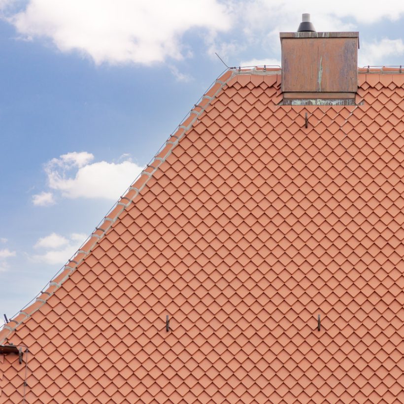 Dachdetail der Burg Caldozburg zeigt den Biberschwanzziegel Rautenspitz in naturrot