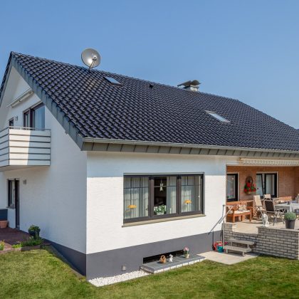 Zeitloses Einfamilienhaus mit Hohlfalzziegel Z5 gedeckt