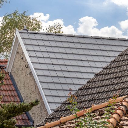 Reihenhaus mit stilvollem Satteldach mit Flachziegel in der Edelengobe edelgrau