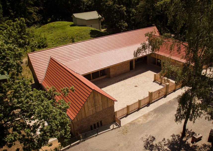 Refurbished deer park with WALTHER-tegula flat tiles in red-brown on the roof