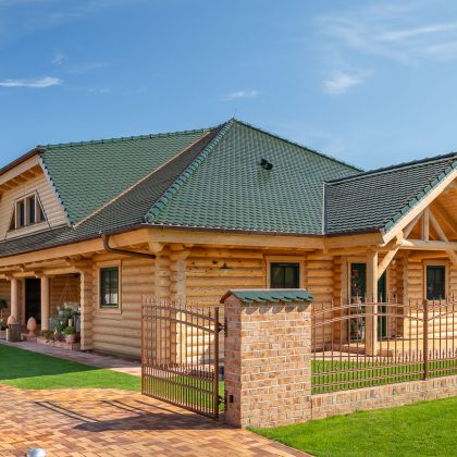 Gesamtansicht eines Holzhauses mit Biberschwanzziegel in tannengrün