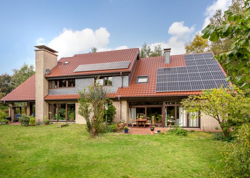 Landhaus in Klinkerbauweise mit J11v in altrot. Hier in der Gesamtansicht.