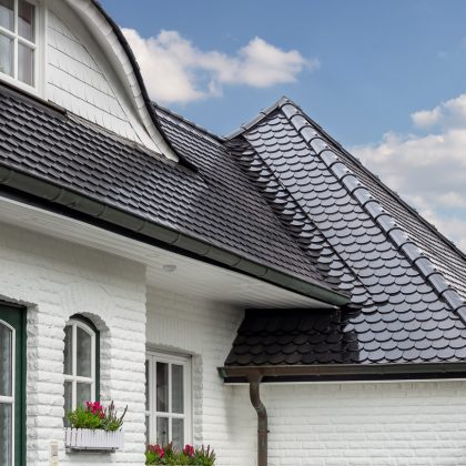 Großes Einfamilienhaus mit Biberschwanzziegel in vulkanschwarz