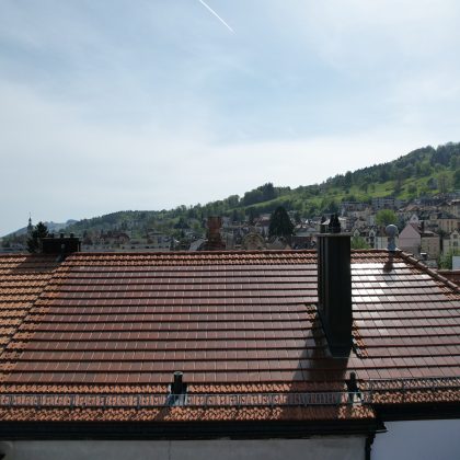 Denkmalgeschütztes Haus in St. Gallen Schweiz mit Solarziegel in rotbraun von Jacobi