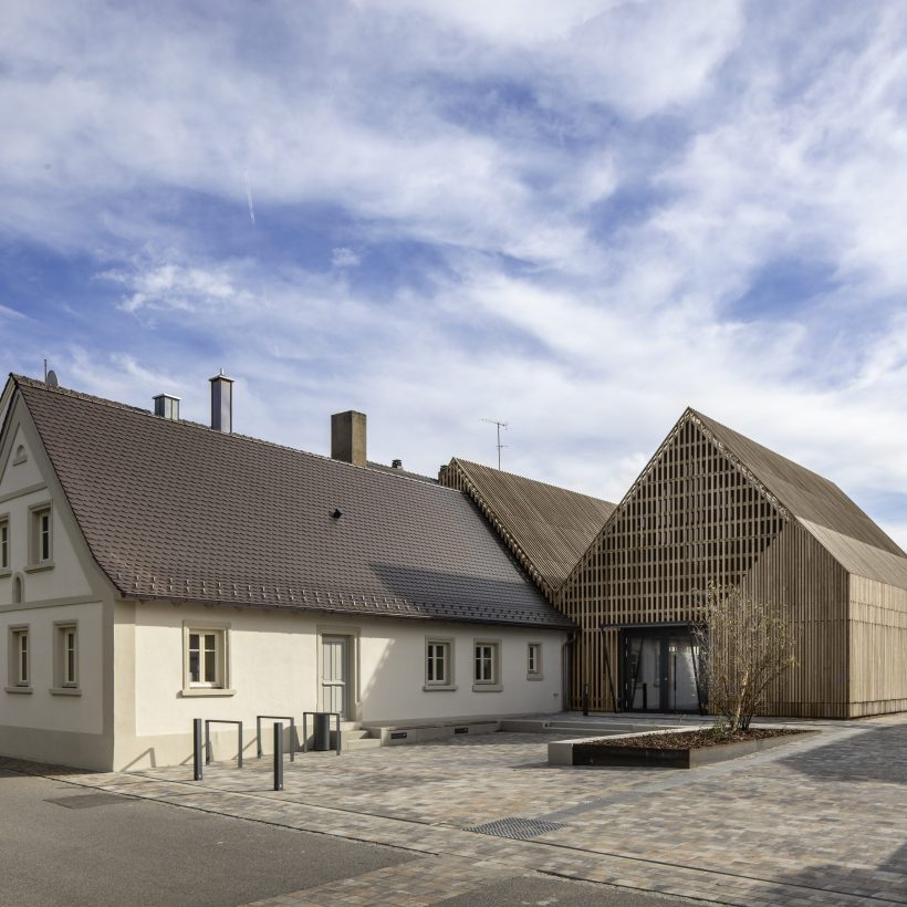 Bücherei mit Biberschwanzziegel dunkelbraun