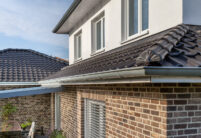 Kleine Stadtvilla mit Flachdachziegel J11v in altschwarz. Tolles Bild vom Gradanfänger aus unserem keramischen Zubehör.