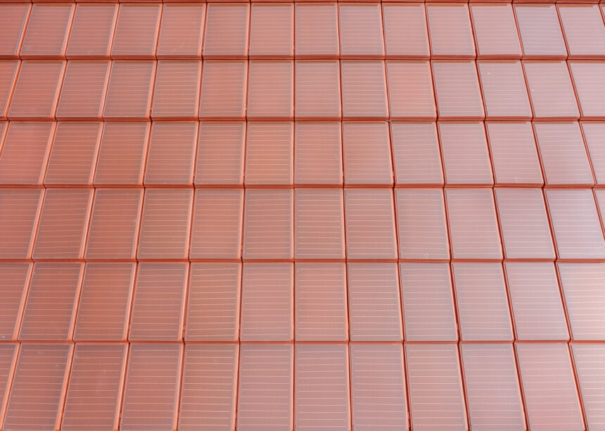 Solar tile Stylist-PV with Autarq on barn with half-timbering and clinker façade.