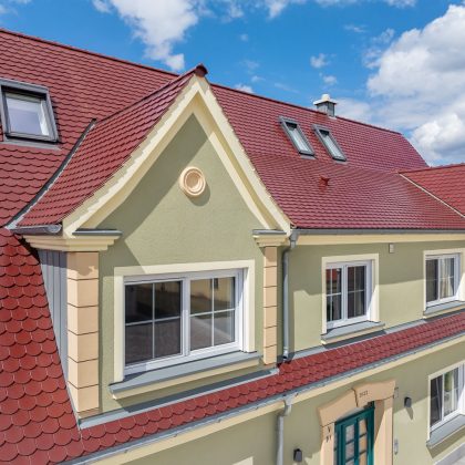 Saniertes Einfamilienhaus mit Biberschwanzziegel Rundschnitt in edelrosso