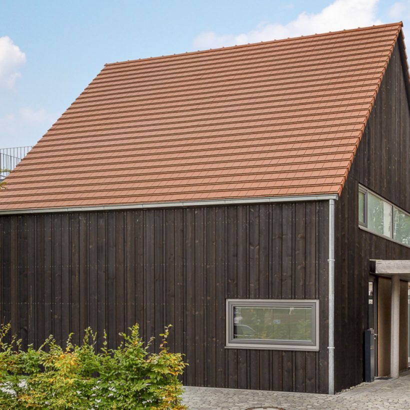 Biberschwanzziegel Geradschnitt zu minimalistischer Holzfassade