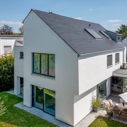 Moderner Neubau mit Biberschwanzziegel Geradschnitt in anthrazit auf dem Dach
