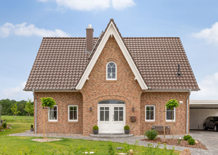 Vooraanzicht van een kapiteinswoning met FD-dakpan J11v in donkerbruin