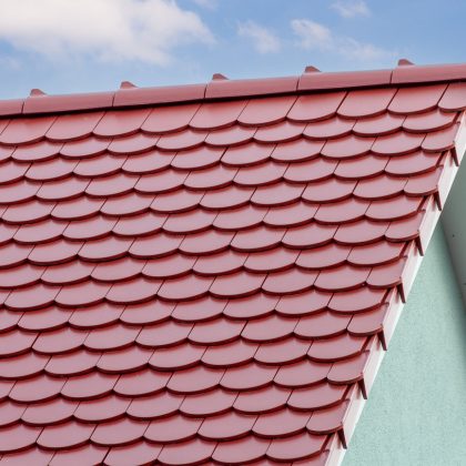 Dachansicht mit Biberschwanzziegel Rundschnitt in edelmarone